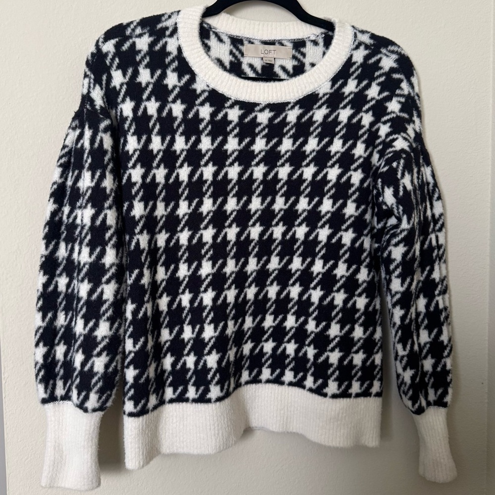 LIKE NEW LOFT Black & White Houndstooth Crew Neck Sweater
